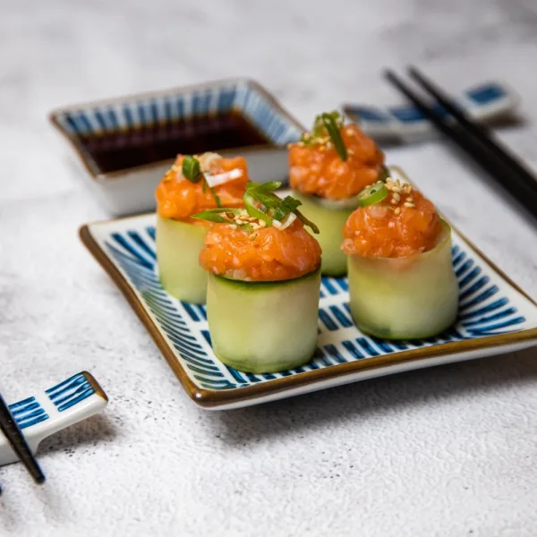 Gunkans de pepino com salmão