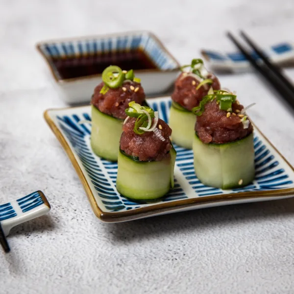 Gunkans de pepino com atum